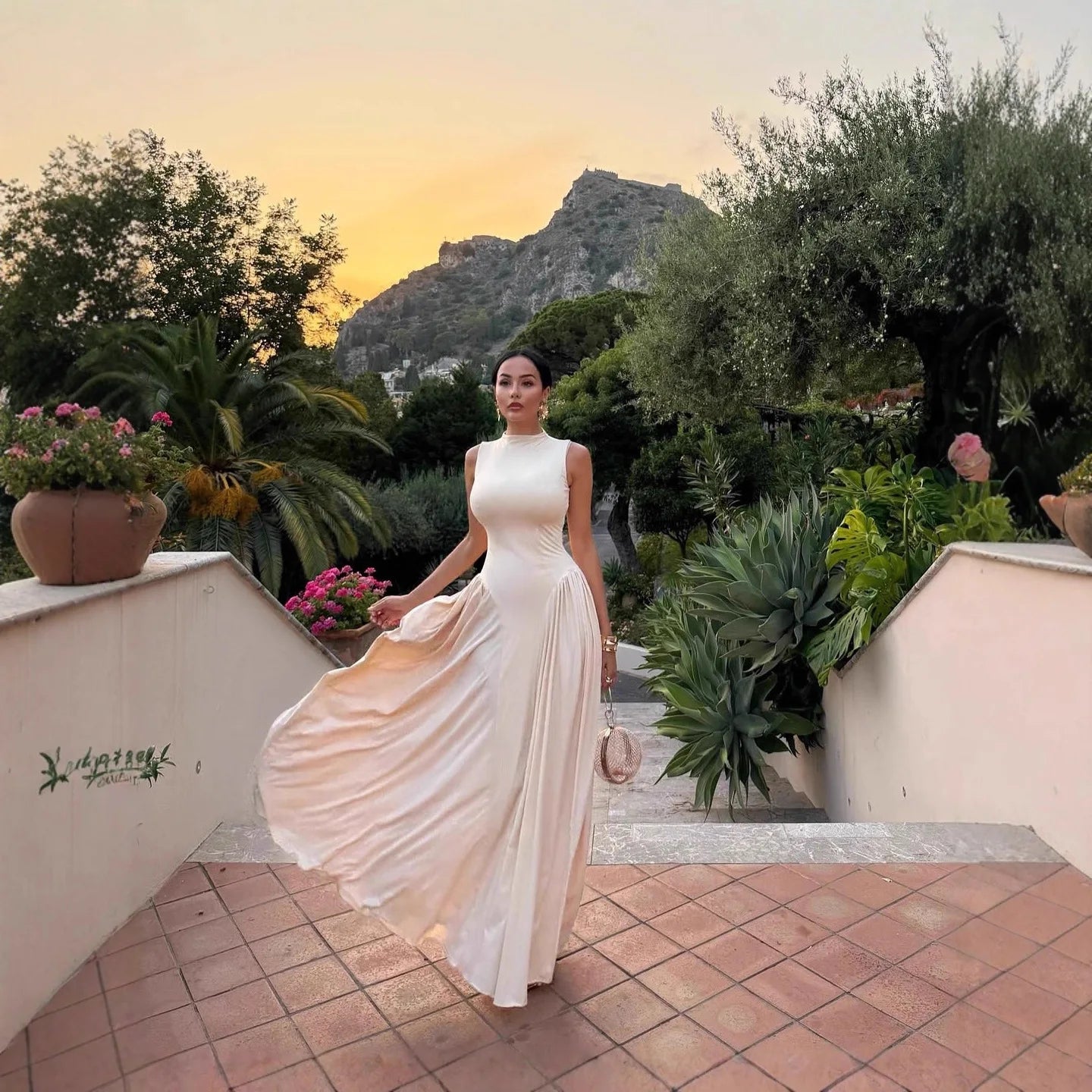Slim Solid Color Big Hem Long Sleeveless Pleated Evening Dress